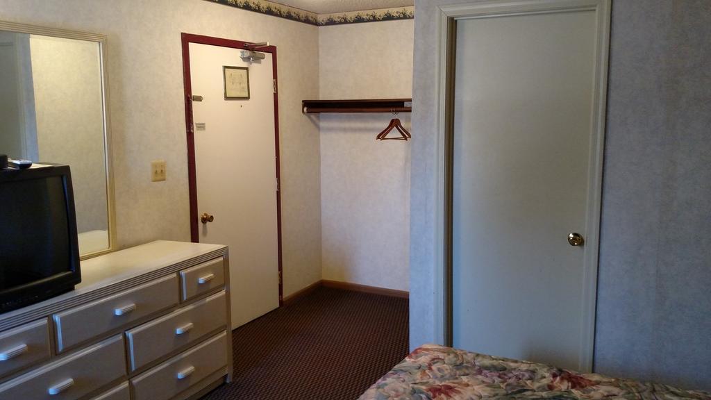 Colonade Motel East Windsor Room photo