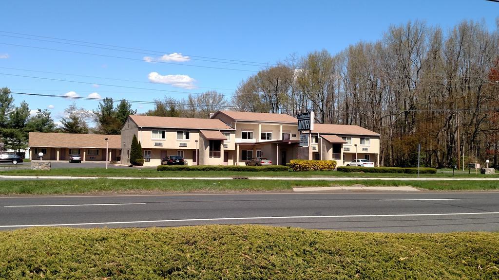 Colonade Motel East Windsor Exterior photo